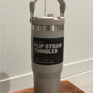 Stanley Classic Flip Straw Tumbler in Light Gray